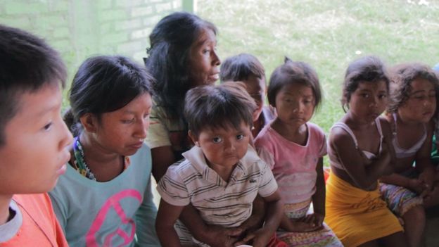 Irene Guasiruma le cuenta una historia a los niños