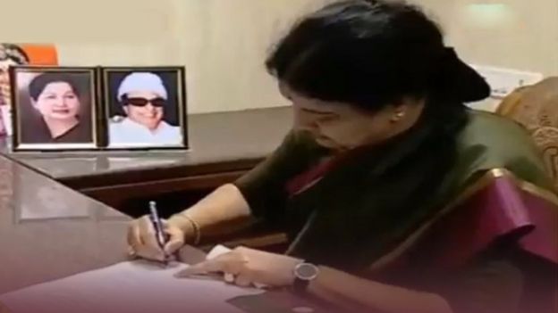 நீளமான கையுடன் ரவிக்கை மற்றும் கொண்டை சிகை அலங்காரத்தில் சசிகலா