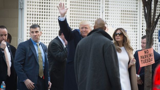 Trump y su esposa saludan a la salida del centro de votación en Nueva York