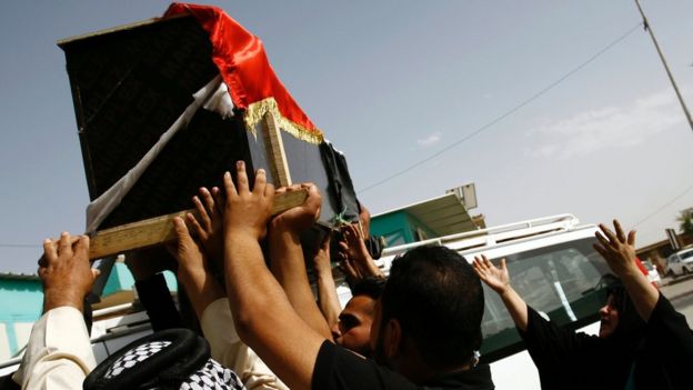 Iraqis carry coffin of victim of car bombing in Sadr City, Baghdad, during a funeral in the shrine city of Najaf (11 May 2016)