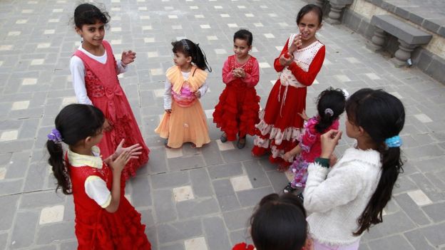 Yemeni displaced girls, who fled Saada province due to fighting between Shiite Huthi rebels and forces loyal to Yemen