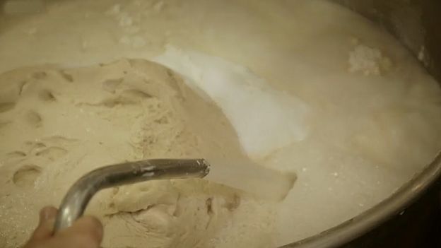 En la batidora: la mitad de la masa madre en la batidora con harina mientras le echan agua