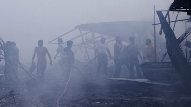 Personas buscan sobrevivientes de la explosión en San Pablito.