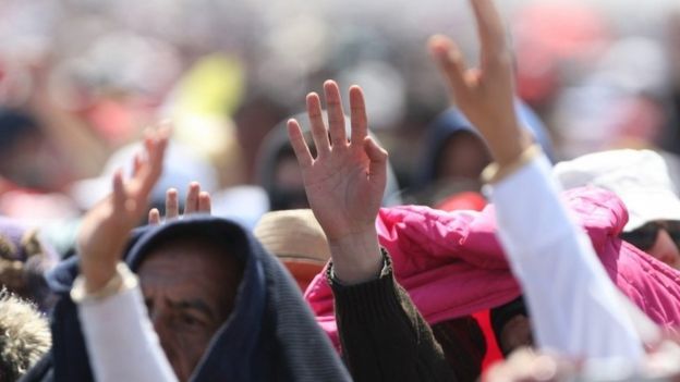 People wave to Pope Francis prior to a mass in Ecatepec (14 February 2016)