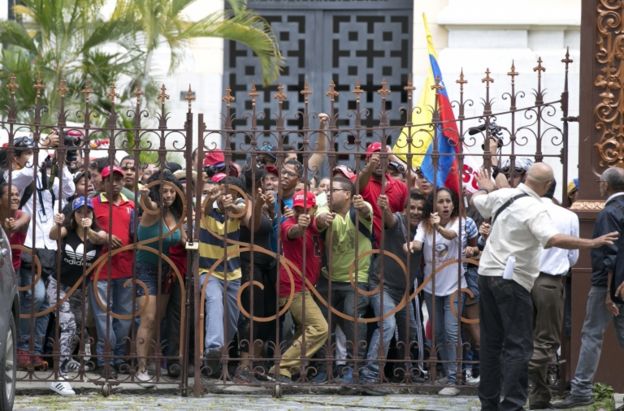 Simpatizantes del oficialismo irrumpieron en la AN el domingo.