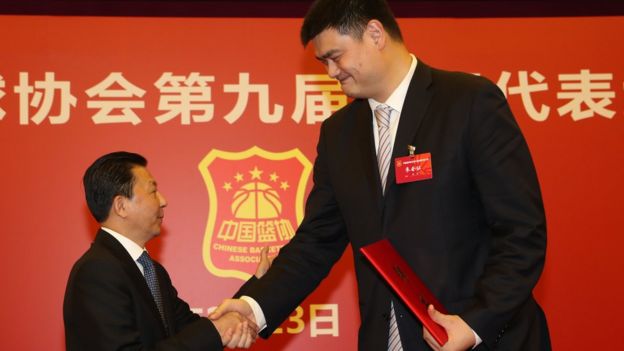 国家体育总局局长助理李颖川（左）在颁发聘书后与姚明握手