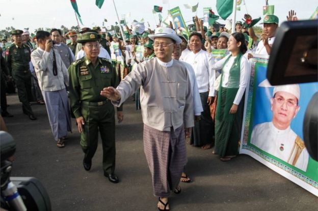 Myanmar president Thein Sein (C) followed by Myanmar military commander in chief Senior General Min Aung Hlaing (C-L), gestures as he arrives Sittwe airport in Sittwe, Rakhine State, western Myanmar, 03 November 2015.