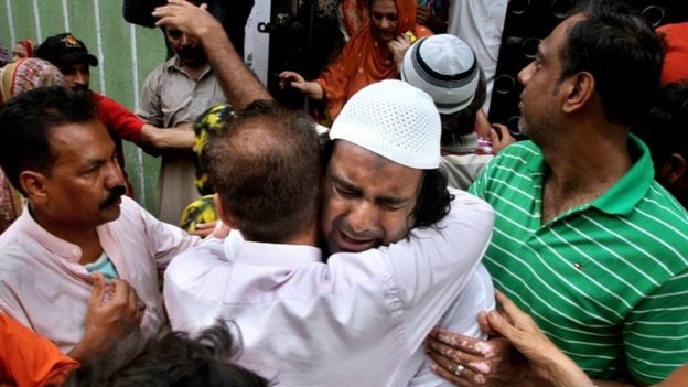 Brother of Amjad Sabri being comforted
