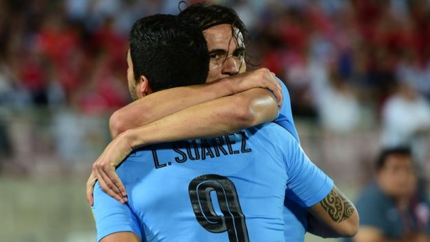 Cavani y Suárez celebran el gol de Uruguay en Chile.