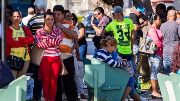 Gente esperando su visa en La Habana