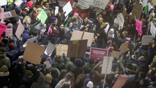 دبلوماسيون أمريكيون ينتقدون قرار ترامب بفرض قيود على السفر إلى الولايات المتحدة