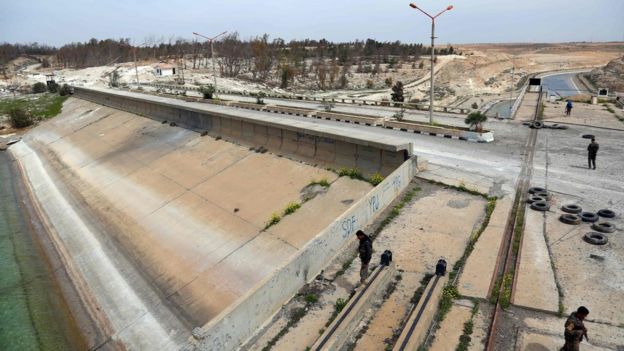 Members of the Syrian Democratic Forces (SDF) inspect a recaptured part of the Tabqa dam in northern Syria (27 March 2017)