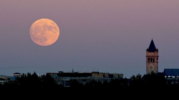 இதோடு, 2034 ஆம் ஆண்டில் தான் அடுத்த முறை இதே போல முழு நிலவு பூமிக்கு மிக நெருக்கமாக வரும்.