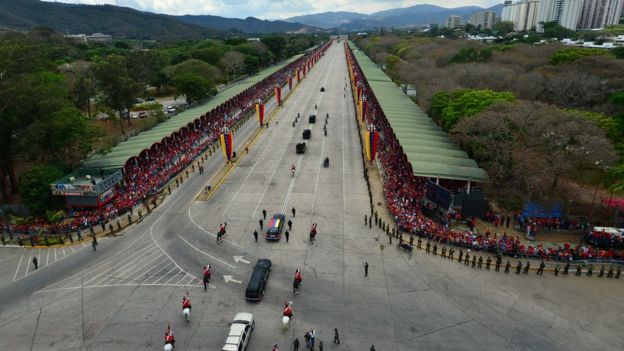 Multitudes despiden al cuerpo de Chávez.