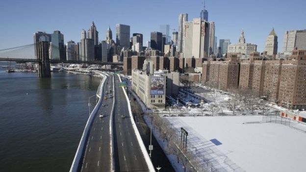 Cars moves on the FDR Drive, cleared of snow, in New York on Sunday (24 January 2016)