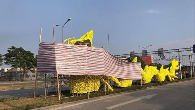 Ngày 8/1, mô hình rồng được gỡ bỏ hoa vàng trang trí bên ngoài