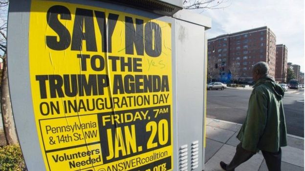 Un afiche pegado en una planta eléctrica convocando a una protesta contra Trump el 20 de enero.