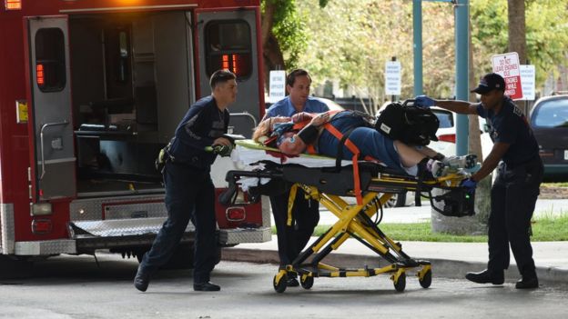 Una persona herida es llevada al hospital tras el tiroteo
