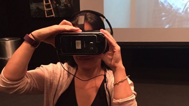 Natalia con su dispositivo VR