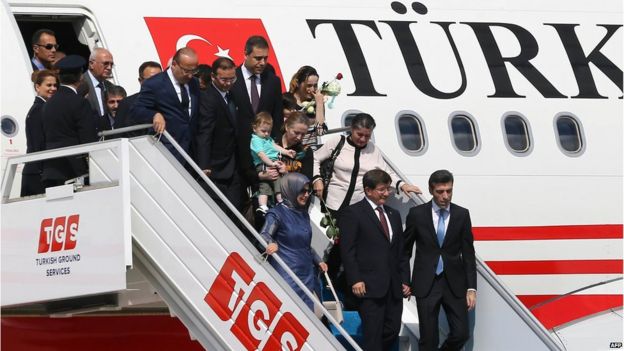 Turkish hostages are led off a plane by Turkish officials after being released by Islamic State (20 September 2014)