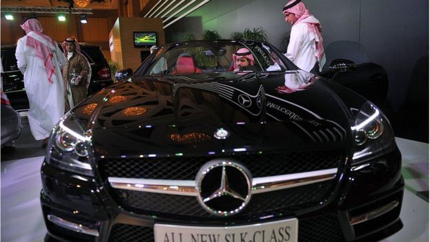 Hombres saudíes inspeccionan un moderno modelo de automóvil Mercedes-Benz