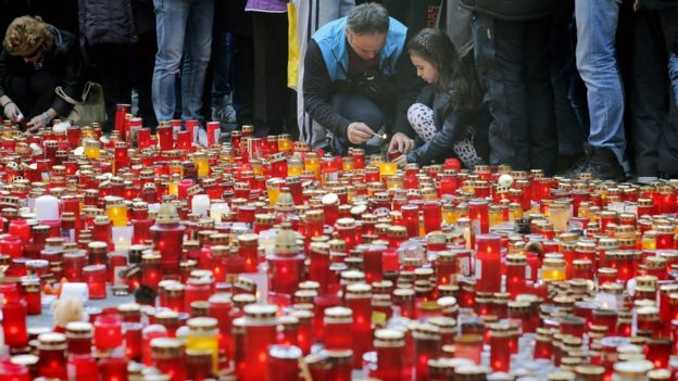 Romanian people pay their respects for the club blaze victims by lighting candles in front of the fire accident site in Bucharest, Romania, 01 November 2015.