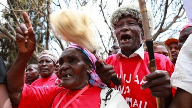 Mau Mau war veterans sing during inauguration of memorial to victims of torture and ill-treatment during the colonial era in Kenya between 1952 and 1960, at freedom corner in Nairobi, Kenya, 12 September 2015