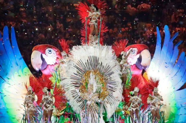 Coche decorado de una escuela de samba en el Maracaná.