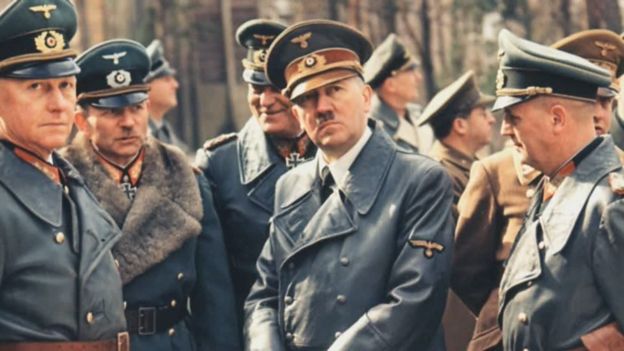 Гитлер в окружении генералитета германской армии.