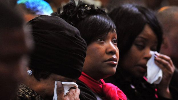 வின்னி மண்டேலாவும் (நடுவில்), ஸோலெகாவும் (வலது)