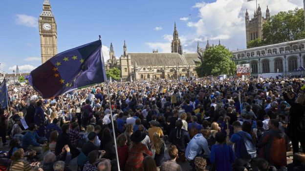 Miles de manifestantes frente al Parlamento en Londres