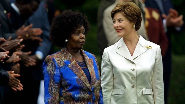 Laura Bush (R) with her Kenyan counterpart, Lucy Kibaki acknowledges the applause of the Kenyan delegation during official arrival ceremonies on the South Lawn of the White House 06 October, 2003 in Washington, DC