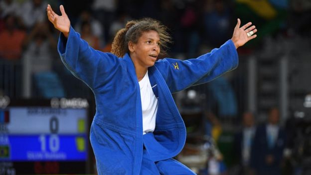 Rafaela Silva se arrodilló y extendió los brazos al ganar la competencia de judo femenino en las Olimpiadas.