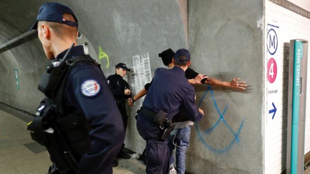 Policías realizan un cacheo