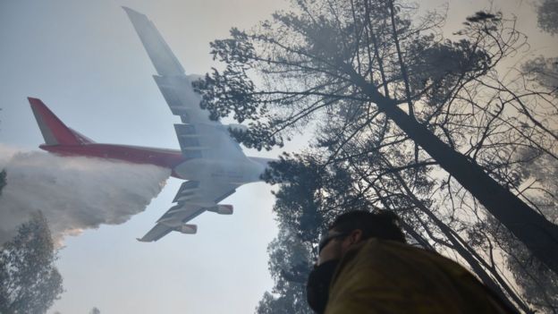 Avión supertanque tratando de apagar incendios en Chile.