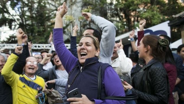 Opponents to the peace deal signed between the Colombian government and Farc rebels celebrate as they listen to the results of the referendum in Bogota (02 October 2016)