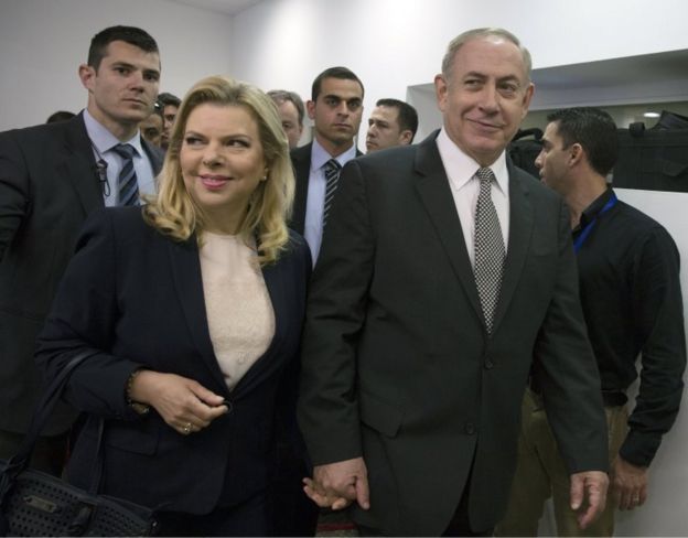 بنیامین نتانیاهو و همسرش در حال ورود به دادگاه