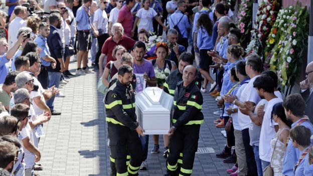 Bomberos llevan el féretro de Giulia Rinaldo