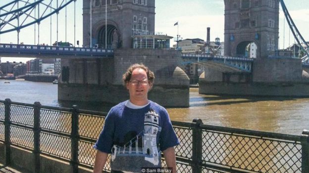 Barsky Londra'daki Tower Bridge önünde
