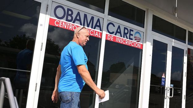 Hombre en un centro de inscripción de Obamacare