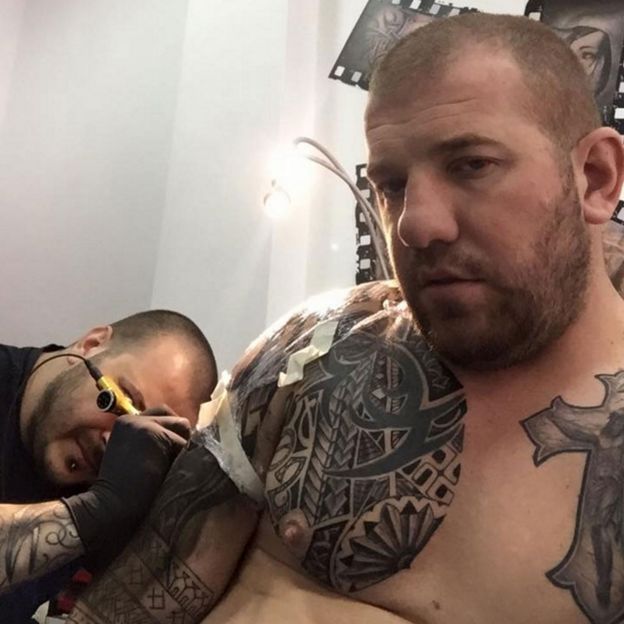 Dinko Valev getting tattooed