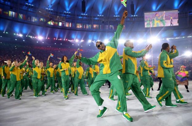 Wanariadha wa Afrika Kusini wakiimbia na mbwembwe