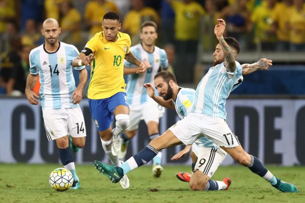 Neymar baila entre un mar de piernas argentinas.