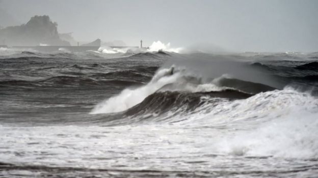 Waves near the Wushih harbor in Yilan as typhoon Goni approaches eastern Taiwan 22/08/2015