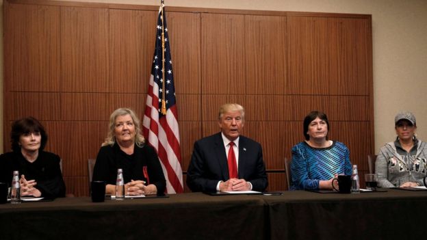 Donald Trump y cuatro supuestas víctimas de acoso por parte de Bill Clinton.
