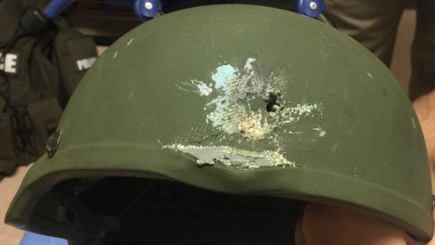 El casco que salvó al policía durante el enfrentamiento