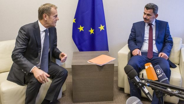 Presidente do Conselho Europeu, Donald Tusk, e o prefeito Brita Hagi Hasan