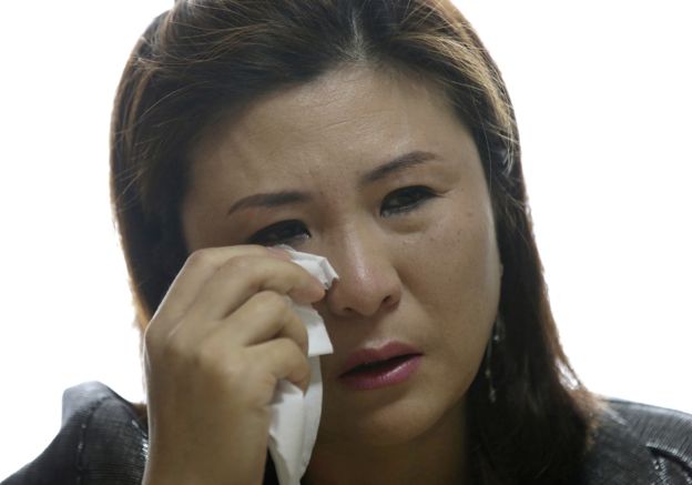 Bà Won Jeong-hwa lau nước mắt trong một cuộc phỏng vấn tại căn hộ của bà ở Gunpo, Nam Hàn tháng 4/2014