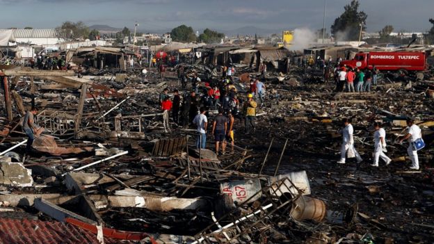 La destrucción después del incendio en el mercado.