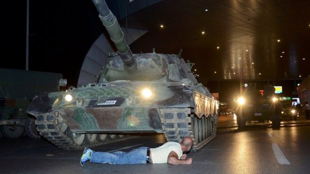 Un hombre se enfrentó solo a un tanque de guerra que intentaba entrar en el aeropuerto de Ataturk en Estambul.